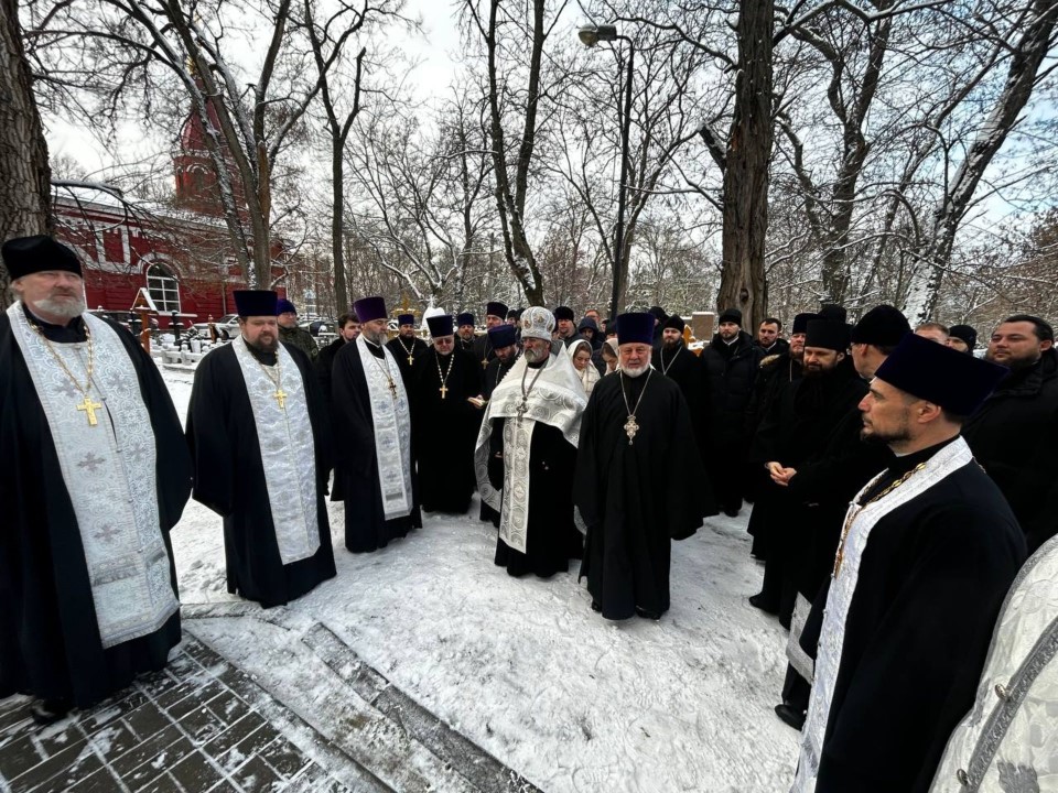 Настоятель Софийского храма совершил соборную панихиду на могиле архимандрита Мисаила (Введенского)